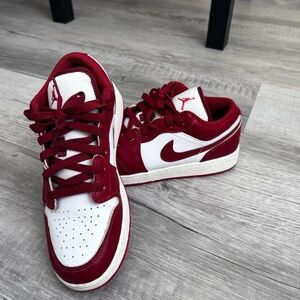 Nike Low-Top Sneakers - White & Red
